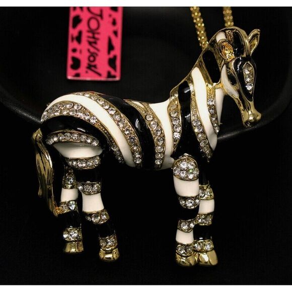 🦓 NEW Betsey Johnson crystal embellished zebra pendant necklace 🦓 - Picture 1 of 5
